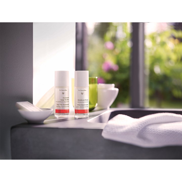Dr. Hauschka Rose Deodorant 50 ml i glassflaske gir naturlig beskyttelse i et harmonisk baderomsmiljø.