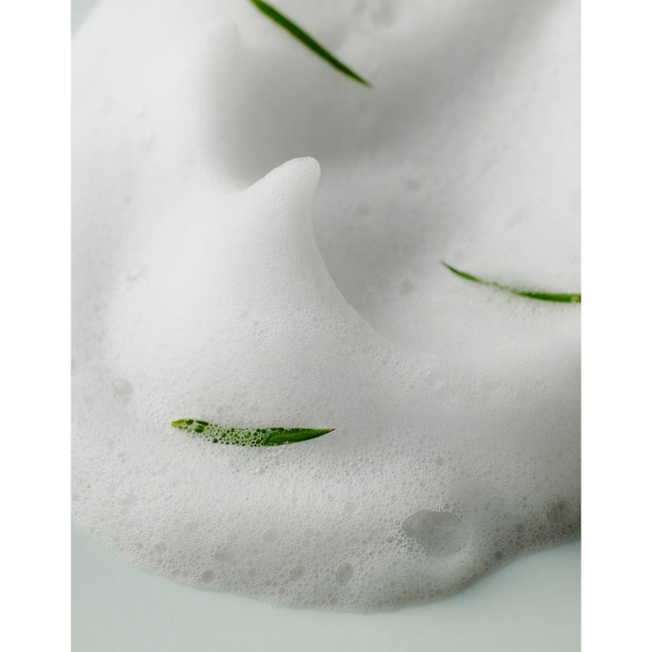 Some By Mi Aha-Bha-Pha 30 Days Miracle Acne Clear Foam 100 ml rengjøringsskum med luftig hvit tekstur og grønne blader.