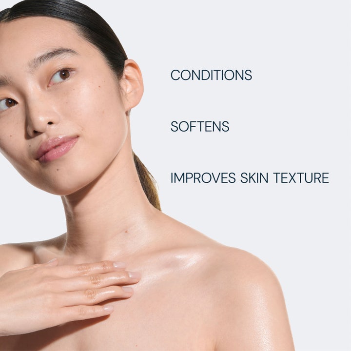 Elemis Japanese Camellia Body Oil 100 ml gir glødende hud og forbedrer hudtekstur vist på en kvinne