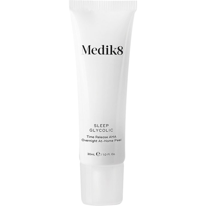 Medik8 Sleep Glycolic 30ml eksfolierende nattpeeling gir glød i en hvit tube med svart tekst og gjennomsiktig kork
