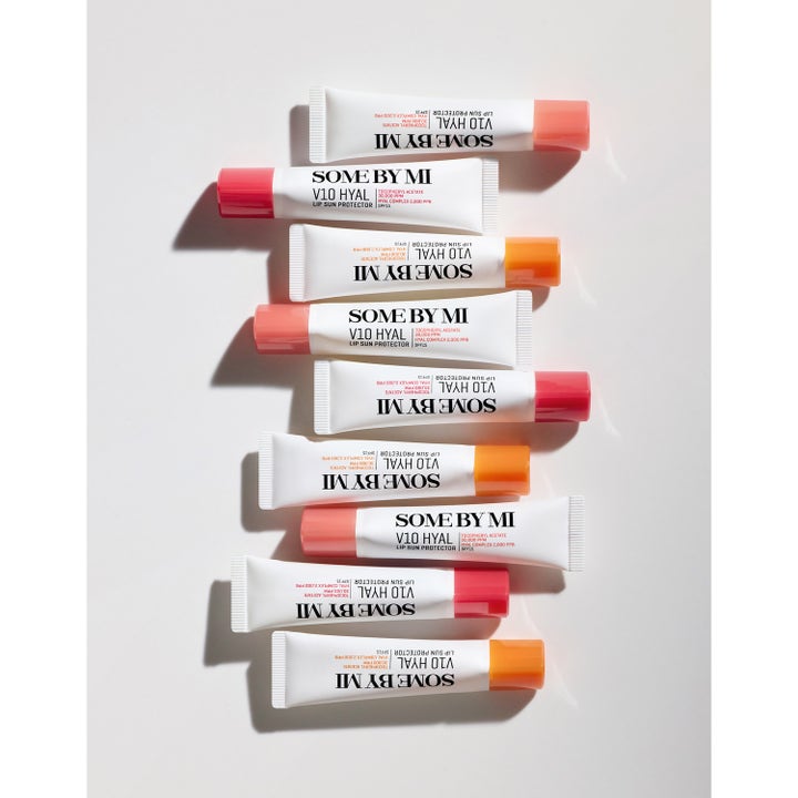 Some By Mi V10 Hyal Lip Protector SPF15 Original 7 ml leppepleie i hvite tuber med rosa og oransje korker stablet sammen