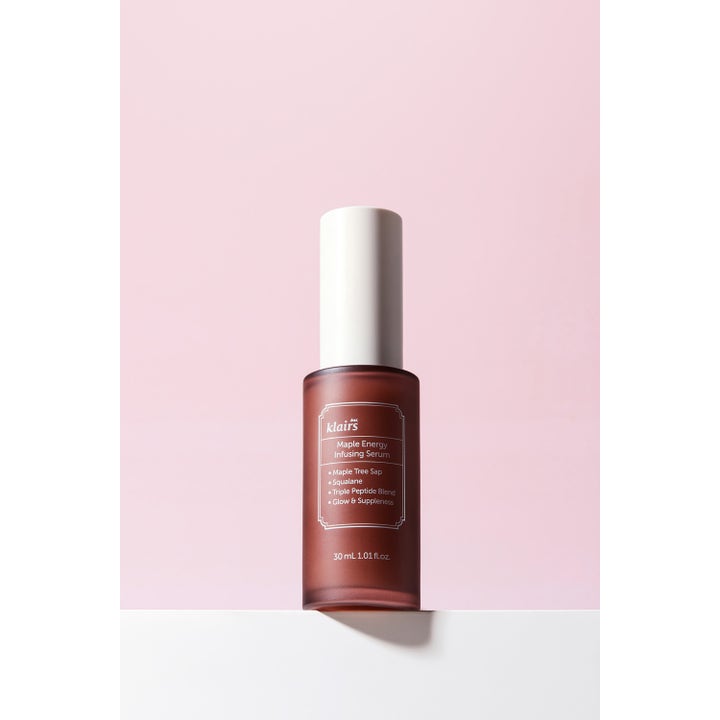 Klairs Maple Energy Infusing Serum 30 ml glødgivende serum i brun frostet glassflaske med hvit kork mot rosa bakgrunn