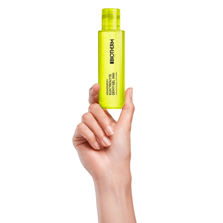 Biotherm Aquasource+ Electrolyte Dewy Gel 100H 100 ml fuktighetsgivende dagkrem i limegrønn flaske holdt i en hånd