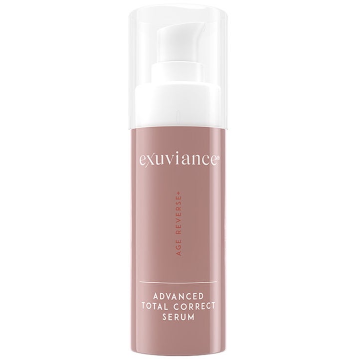 Exuviance Age Reverse+ Advanced Total Correct Serum antialdringsserum i støvrosa flaske med hvit pumpe og klar kork