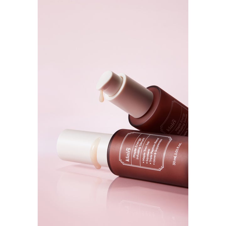 Klairs Maple Energy Infusing Serum 30 ml ansiktsserum som gir glød med dråper på brune frostede flasker