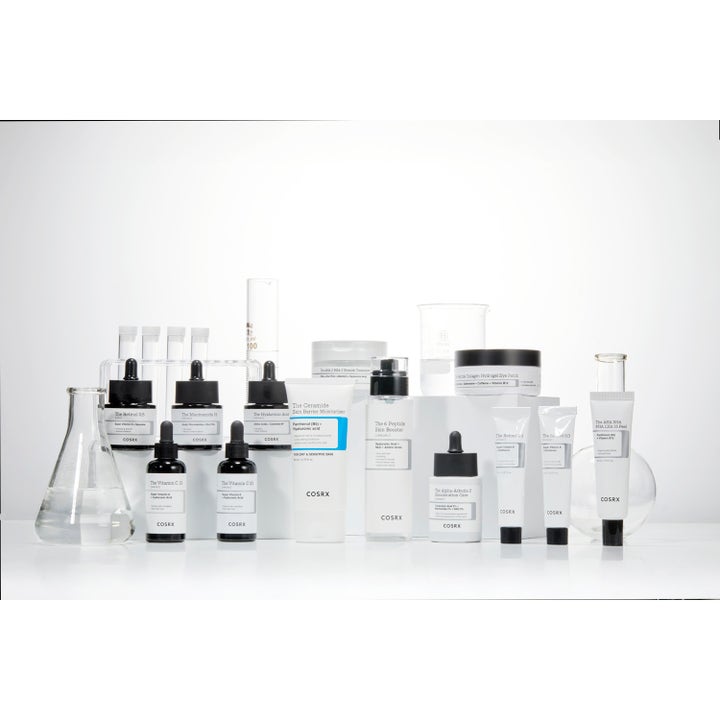 COSRX The Ceramide Skin Barrier Moisturizer 80 ml styrkende ansiktskrem i hvit tube blant laboratorieglass og hudpleie