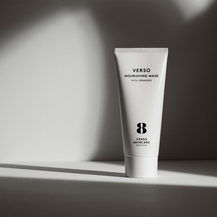 Verso N°8 Nourishing Mask 100 ml nærende ansiktsmaske med keramider i hvit tube i et minimalistisk miljø