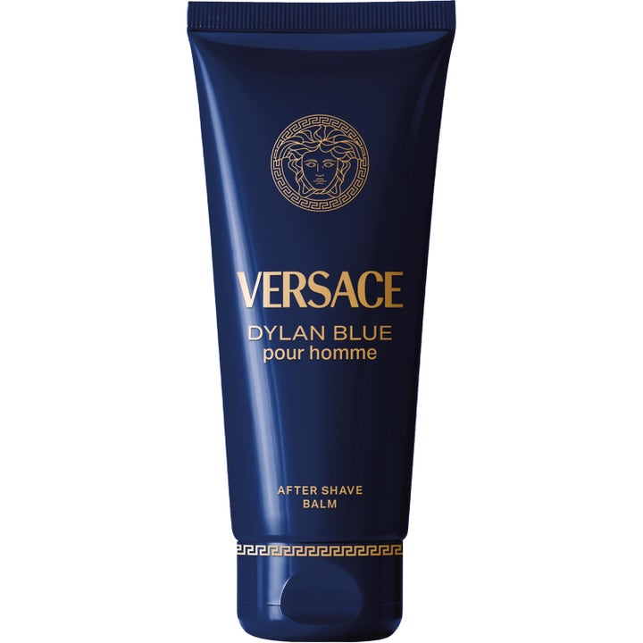 Versace Dylan Blue Pour Homme 100 ml beroligende aftershave-balsam i en mørkeblå tube med gulldetaljer.