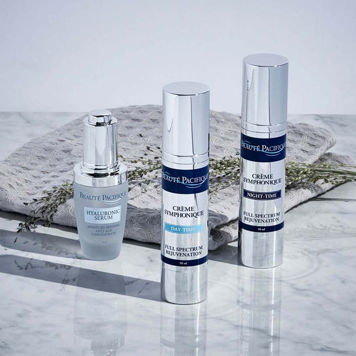 Beauté Pacifique Symphonique Hyaluronic Serum 30 ml fuktighetsgivende hyaluronsyreserum i frostet flaske på marmor.