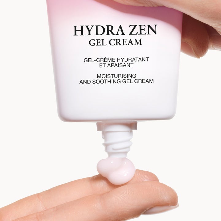 Lancôme Hydra Zen Moisturizing Gel Cream 30 ml beroligende dagkrem med lett rosa geltekstur på en fingertupp.