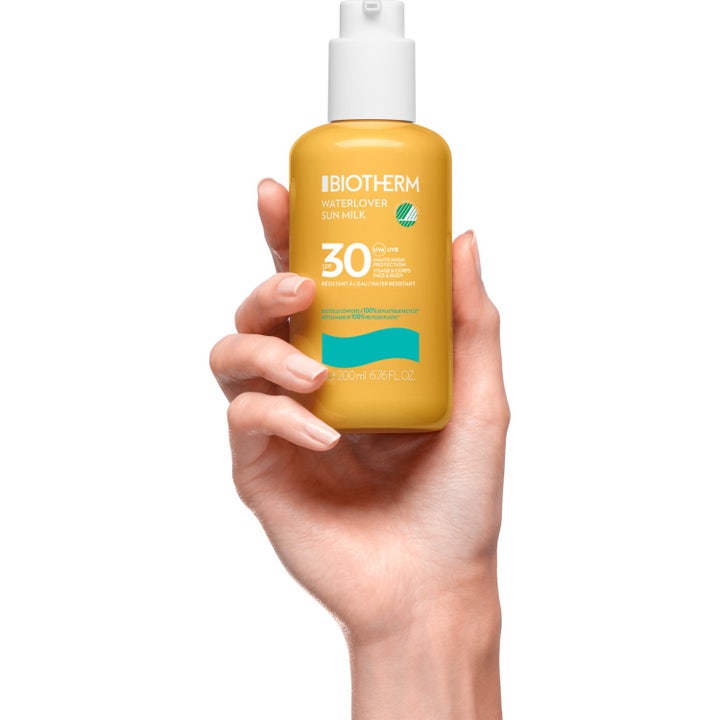Biotherm Waterlover Sun Milk 200 ml solkrem SPF30 i gul flaske med hvit pumpe plassert over kremet hvit tekstur