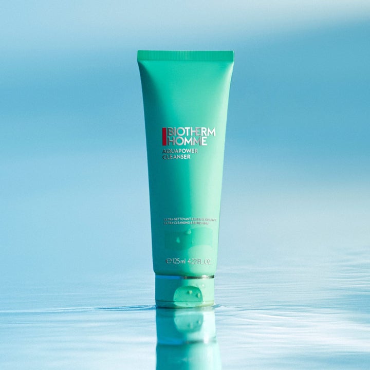 Biotherm Homme Aquapower Cleanser 125 ml fuktighetsgivende ansiktsrens i turkis tube på blå vannflate