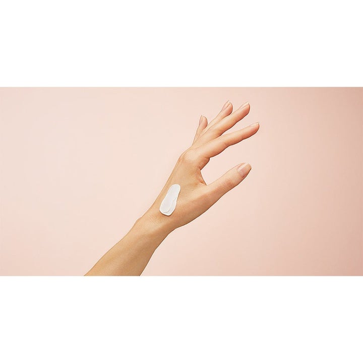 NIVEA Cellular Filler Elasticity fuktighetskrem med fyldig hvit tekstur på en hånd som gir smidig hud.