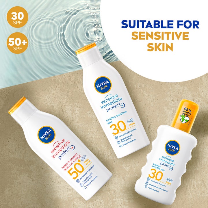 NIVEA Sensitive Immediate Protect Sun Spray 200 ml solkrem for sensitiv hud med SPF 30 og 50 flasker på sand