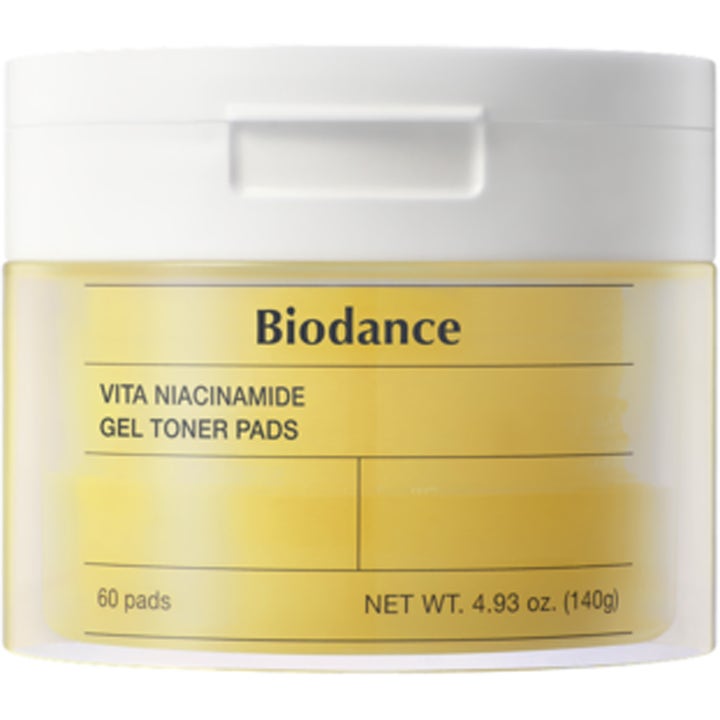 Biodance Vita Niacinamide Gel Toner Pads 60 pads utjevnende ansiktstoner i klar krukke med gult innhold og hvitt lokk