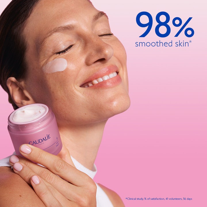 Caudalie Resveratrol-Lift Firming Night Cream 50 ml nattkrem gir glattere hud vist på smilende kvinne