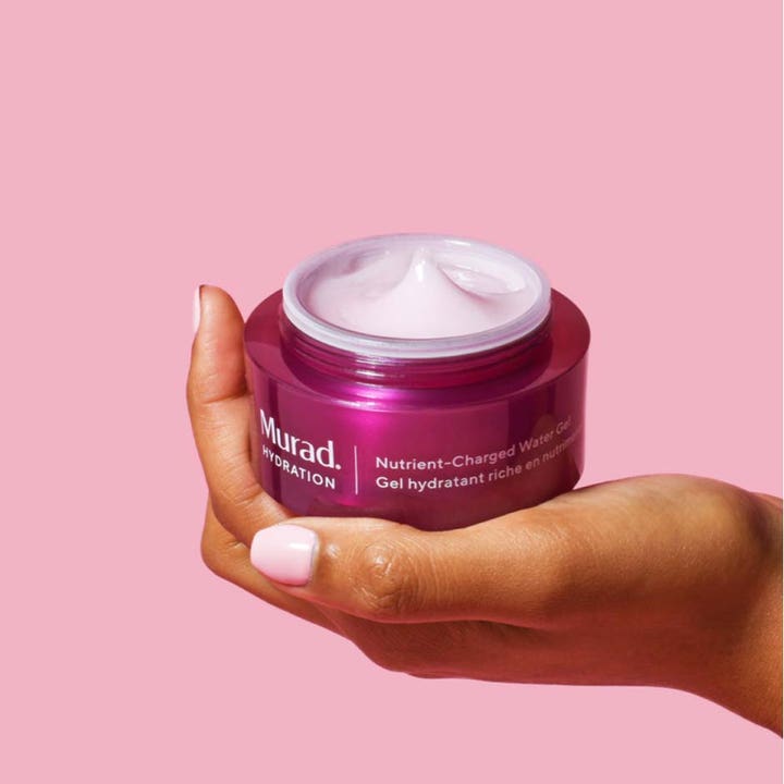 Murad Nutrient-Charged Water Gel 50 ml fuktighetsgivende ansiktsgel i lilla krukke med lys rosa tekstur.