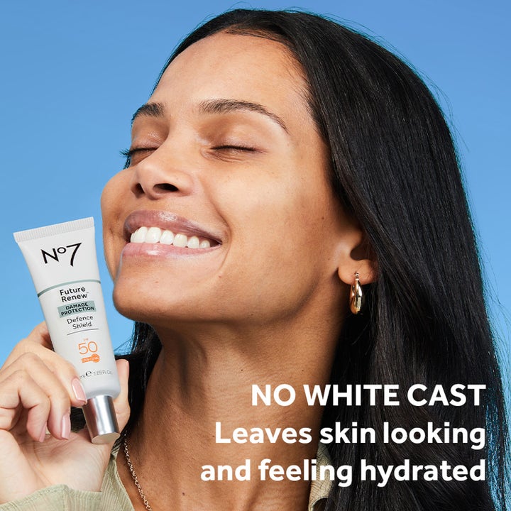 No7 Future Renew Defence Shield SPF50 50 ml solkrem som gir fuktighet uten hvite merker vist på smilende kvinne