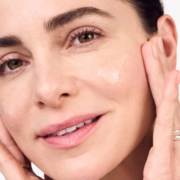 Clinique Smart Clinical Repair Wrinkle Correcting Serum 75 ml mot rynker påføres huden for en glatt og jevn finish.