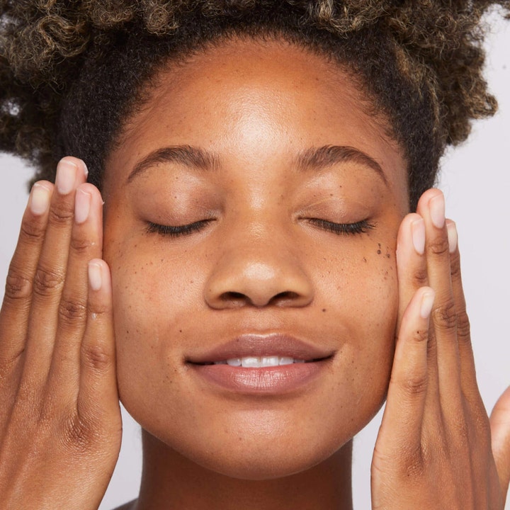 Dermalogica Sound Sleep Cocoon 10 ml nattkrem gir glød vist på en kvinne med lukkede øyne og hendene mot ansiktet