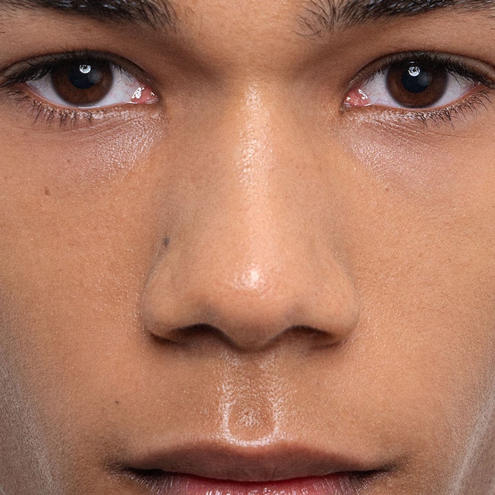 MÁDARA H2O Tint Hyaluron Tinted Serum 30 ml gir fuktighet og en naturlig glød til ansiktet på en modell.