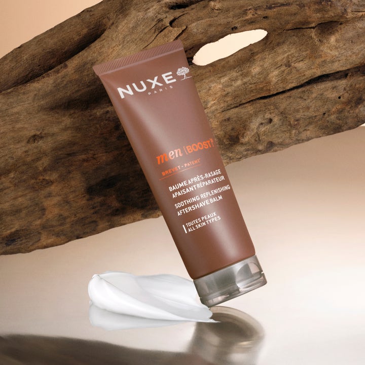 Nuxe Men Soothing Replenishing Aftershave Balm 75 ml beroligende aftershave i brun tube med hvit kremet tekstur