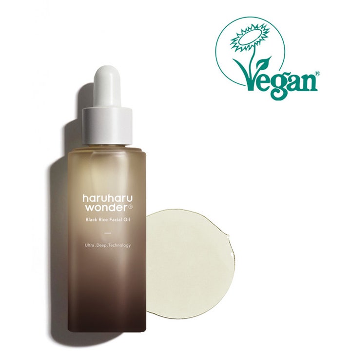 haruharu wonder Black Rice Facial Oil 30 ml vegansk ansiktsolja i frostet brun glassflaske med hvit pipette og oljetekstur