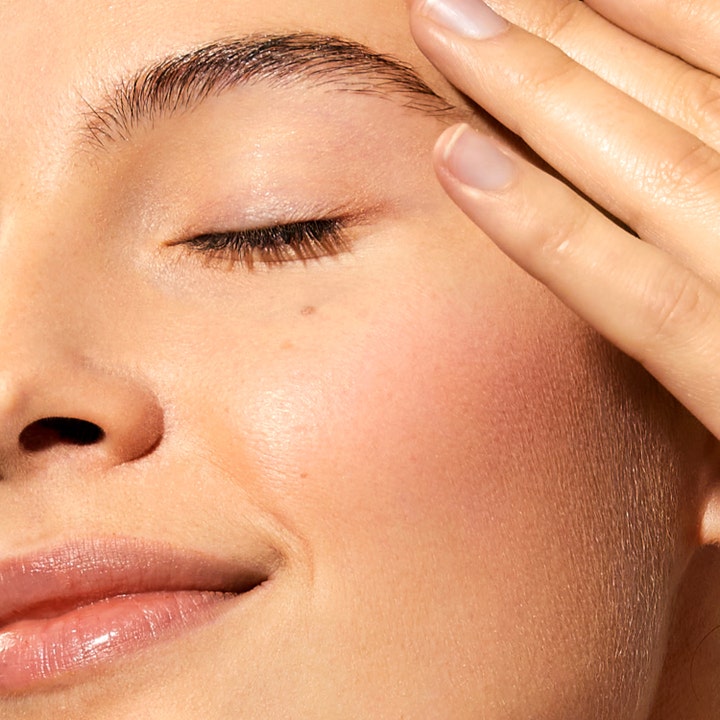 Nuxe Prodigieuse Boost Vitamin C Glow Boosting Serum 30 ml gir huden glød i et nærbilde av et ansikt