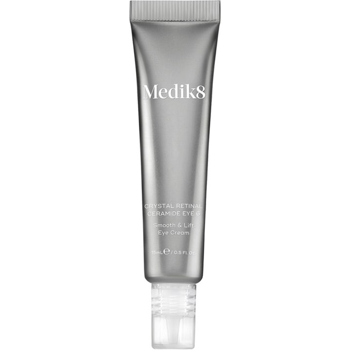 Medik8 Crystal Retinal Ceramide Eye 6 15ml oppstrammende øyekrem i en sølvfarget tube med klar kork.