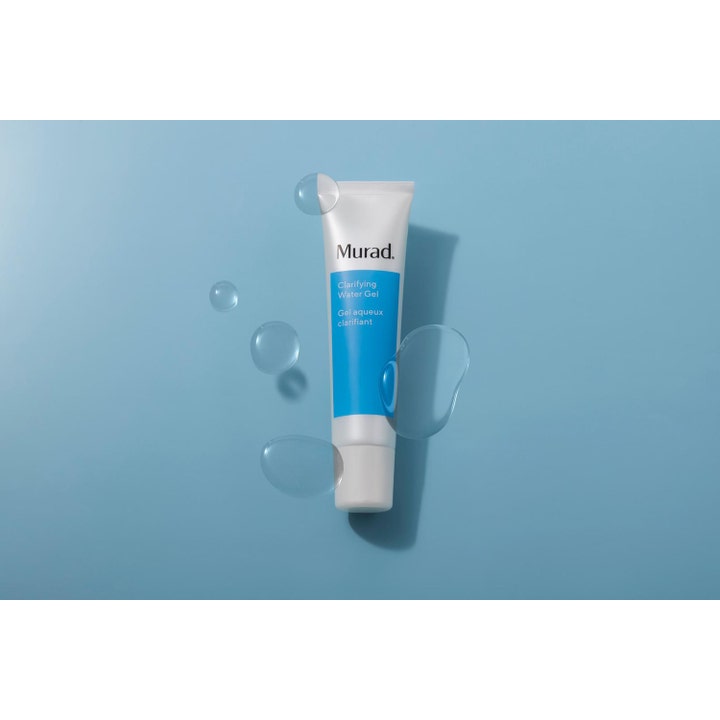 Murad Clarifying Water Gel 60 ml fuktighetsgivende ansiktsgel i hvit tube omgitt av svevende vanndråper.