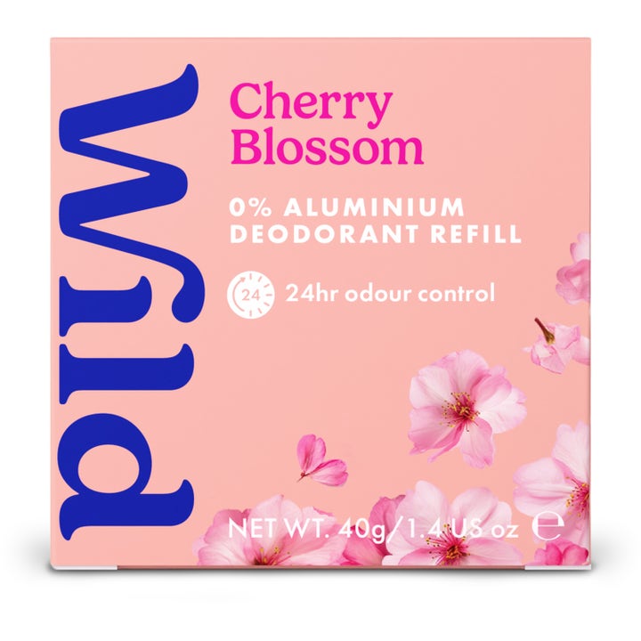Wild Cherry Blossom Deo 40 g deodorant refill i rosa eske med kirsebærblomster som gir effektiv luktkontroll.