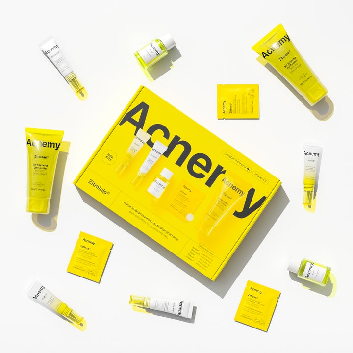 Niche Beauty Lab Acnemy Zitminis Discovery Kit rensende kvisebehandling i gul eske med tuber og flasker i reisestørrelse