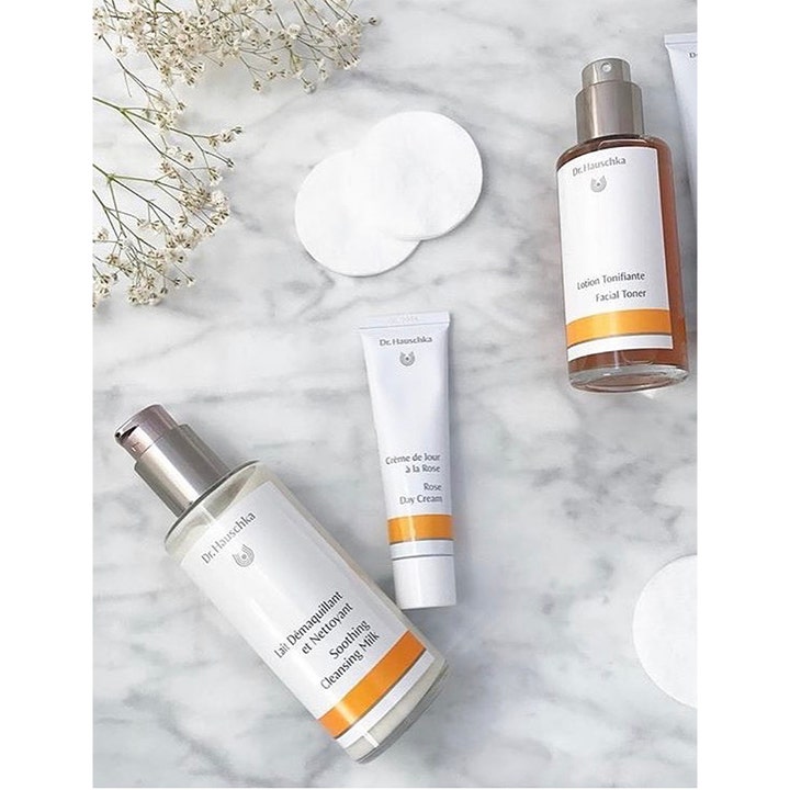 Dr. Hauschka Rose Day Cream 30 ml dagkrem i hvit tube liggende på marmor med rensemelk og toner