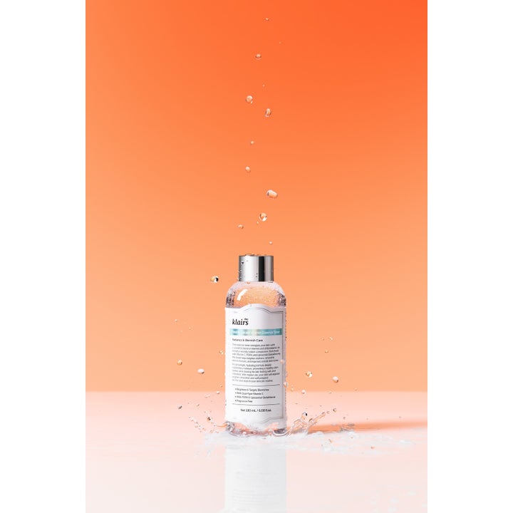 Klairs Freshly Juiced Vitamin Essence Toner 180 ml glødgivende ansiktsvann i klar flaske med friske vanndråper