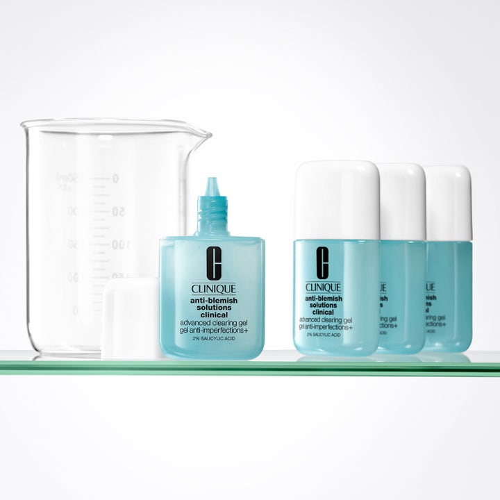 Clinique Anti Blemish Advanced Clearing Gel 20 ml mot urenheter i lyseblå flasker med 2% salisylsyre og glassbeger