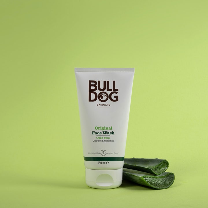 Bulldog Original Face Wash 150 ml ansiktsrens med aloe vera som renser huden i hvit tube med ferske aloe vera blader