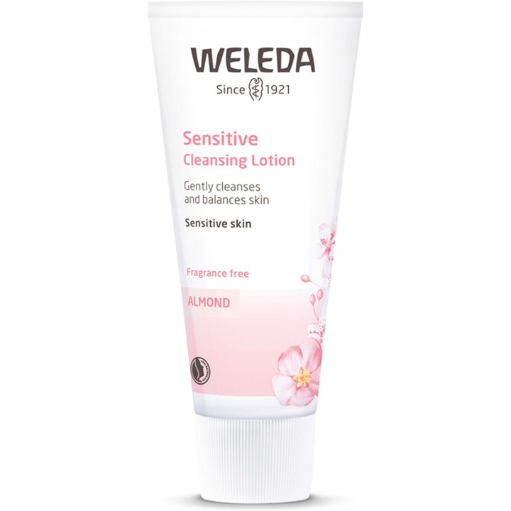 Weleda Sensitive Cleansing Lotion beroligende ansiktsrens i hvit tube med rosa detaljer og mandelblomst