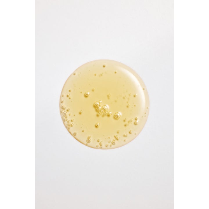 Some By Mi Galactomyces Pure Vitamin C Glow Serum 30 ml glødgivende serum med gulaktig flytende tekstur og små bobler.