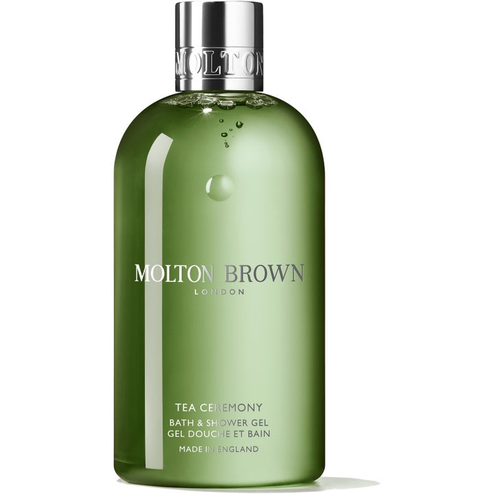 Molton Brown Tea Ceremony 300ml forfriskende dusjgelé i en klar grønn plastflaske med detaljert sølvfarget kork
