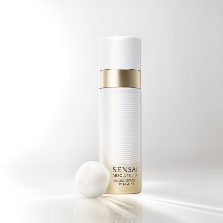 Sensai Absolute Silk Micro Mousse Treatment 90 ml fuktighetsgivende toner i hvit flaske med gulldetaljer