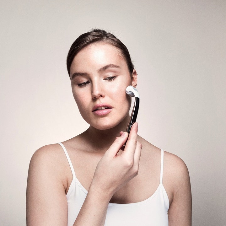 Swiss Clinic Skin Roller 0,5 mm 1 stk dermaroller for hudfornyelse vist på en kvinne som bruker den mot kinnet