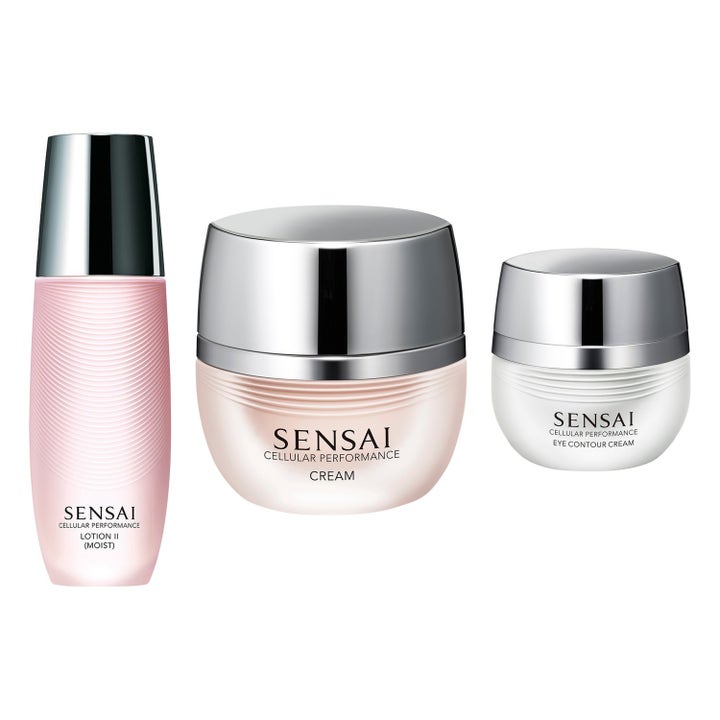 Sensai Cellular Performance 3 deler fuktighetsgivende hudpleie i rosa og hvite krukker med sølvfargede lokk.