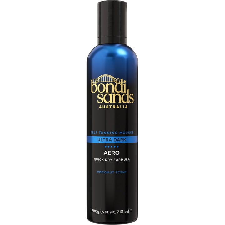 Bondi Sands Aero Self Tanning Foam Ultra Dark 225ml gir dyp farge i en svart flaske med lysende blå neonskrift.