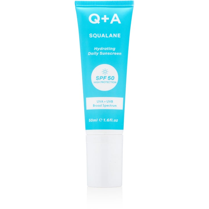 Q+A Squalane Hydrating Daily Sunscreen 50ml fuktighetsgivende solkrem i en lyseblå tube med hvit kork og SPF 50.