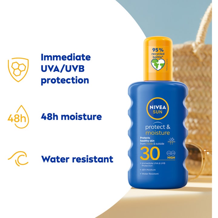 NIVEA Protect & Moisture Sun Spray 200 ml fuktighetsgivende solkrem med SPF 30 i blå flaske ved en strandbag