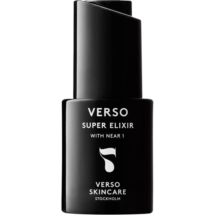 Verso Super Elixir 30 ml ansiktsolje som gir glød i en stilren sort flaske med hvit tekst og skråstilt hette.