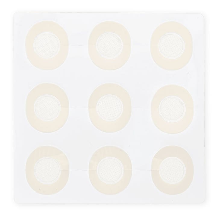 Lenoites Microneedle Acne Patch 9 stk behandler kviser med ni runde beige kviseplaster på et gjennomsiktig ark.