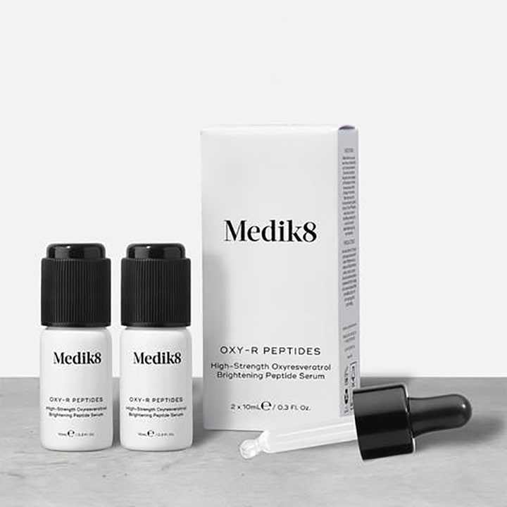 Medik8 Oxi-R Peptides 2 x 10 ml opplysende serum mot pigmentering i hvite flasker med eske og glasspipette