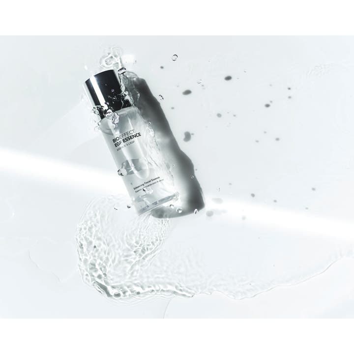 Bioeffect EGF Essence 100 ml fuktighetsgivende essence i klar flaske med sølvlokk omgitt av vannsprut