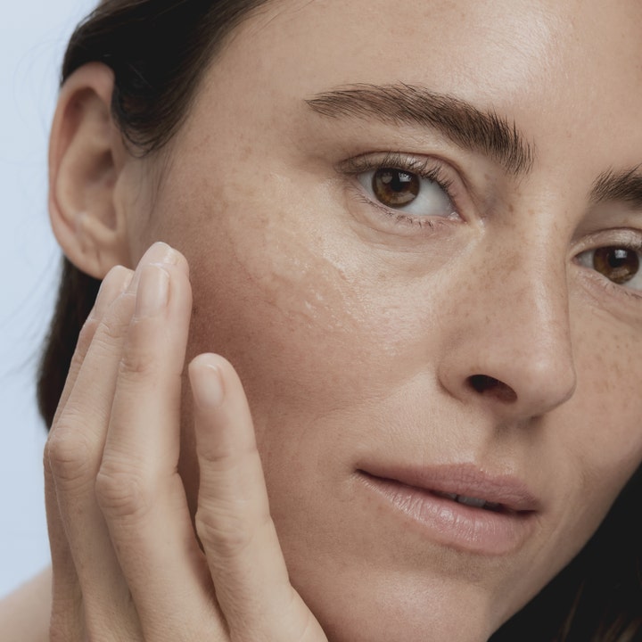 RMS Beauty Kakadu Clean Cleansing Gel 100 ml glødgivende ansiktsrengjøring kvinne som påfører klar gel på huden